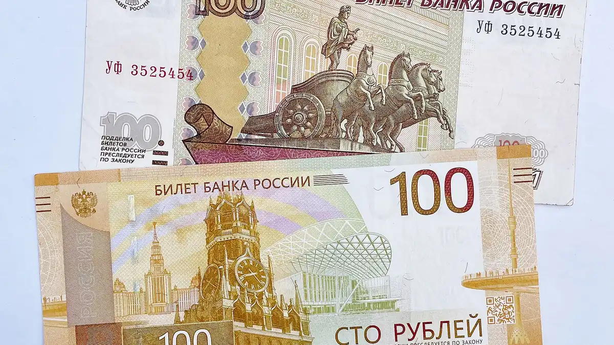 Две российские банкноты номиналом 100 рублей старого и нового образца