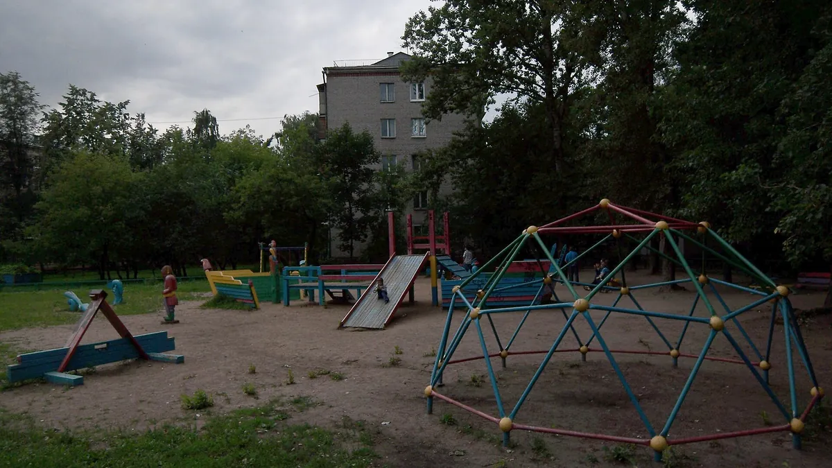 Детская площадка во дворе жилого дома