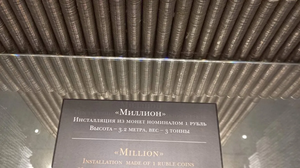 Инсталляция из миллиона монет в петербургском музее денег