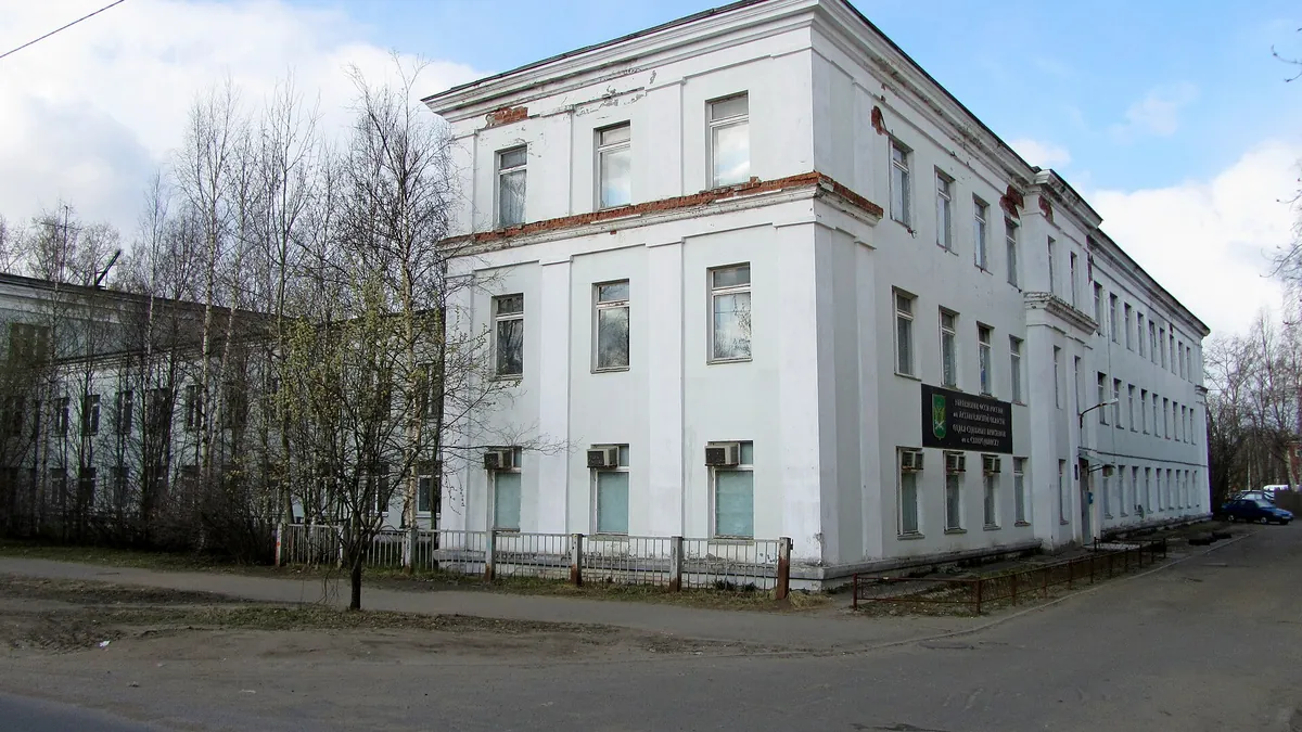 Трёхэтажное здание отдела судебных приставов в Северодвинске
