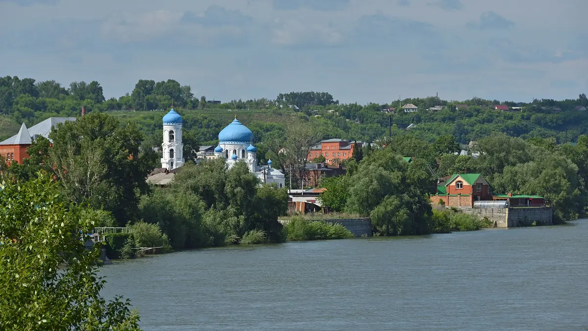 Успенская церковь на берегу реки в Бийске