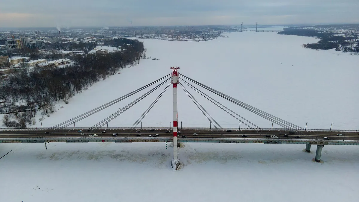 Октябрьский вантовый мост через Шексну в Череповце зимой