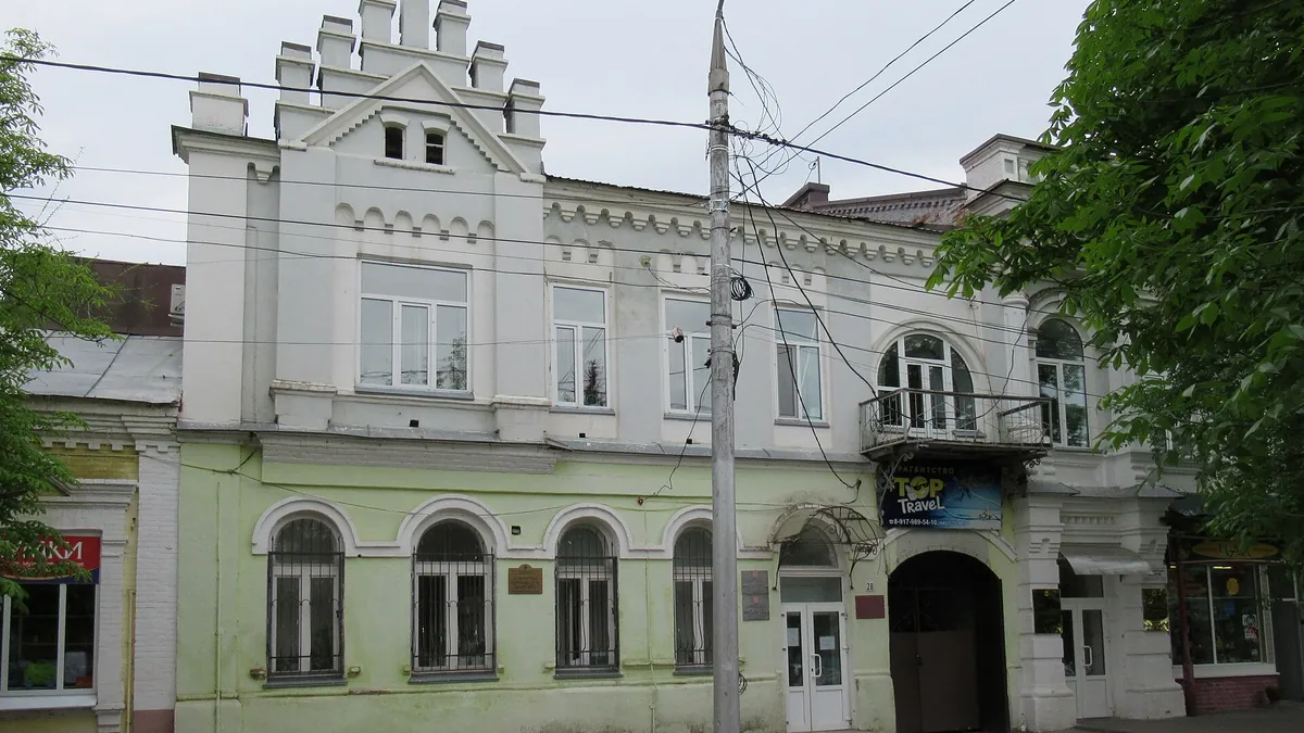 Старинное здание на площади Ленина в Энгельсе