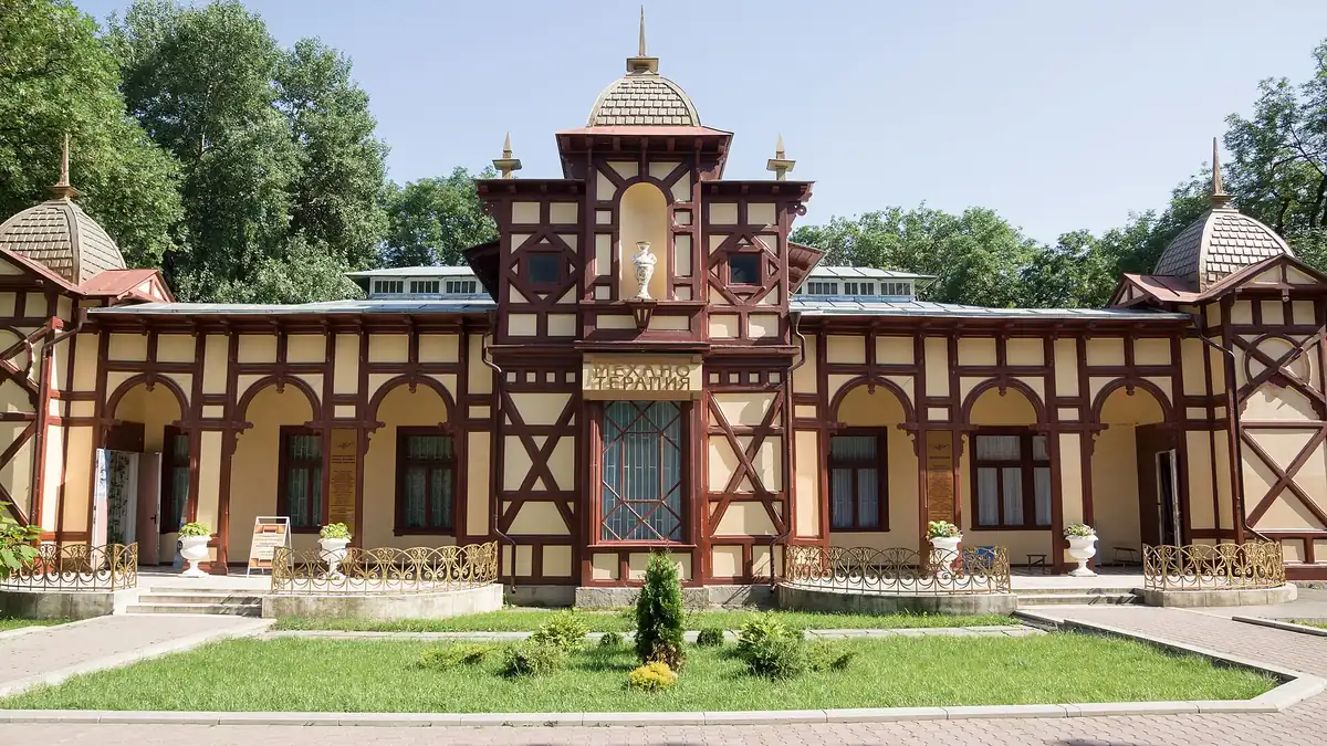Здание механотерапии в курортном парке Ессентуков
