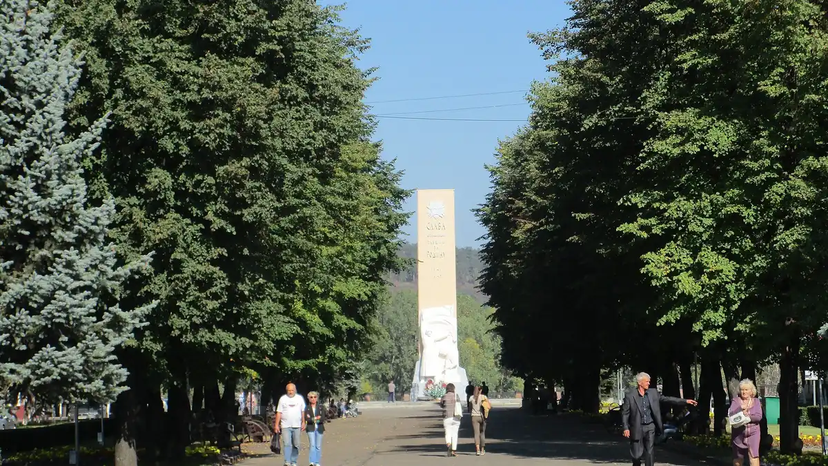 Улица Весенняя в Кемерово, вид на обелиск памятника воинам-кузбассовцам