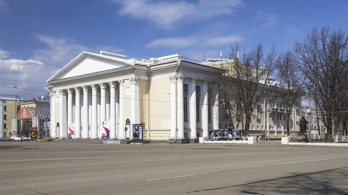 Здание театра на Театральной площади в Кирове