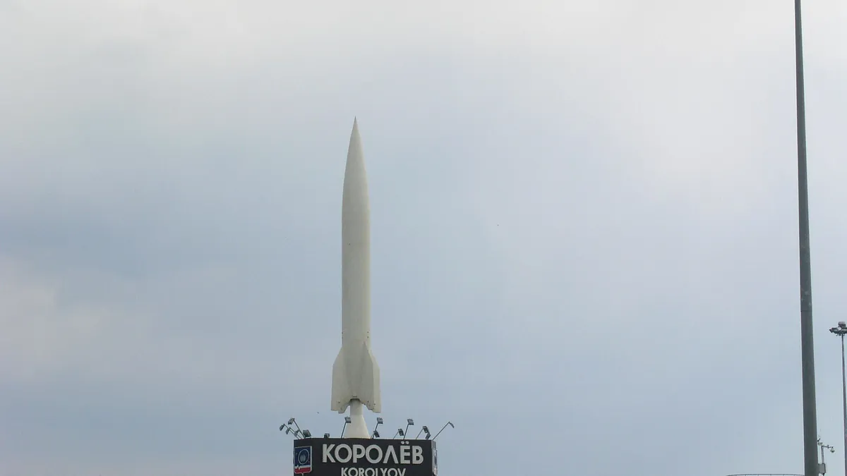 Стела с ракетой на въезде в Королёв