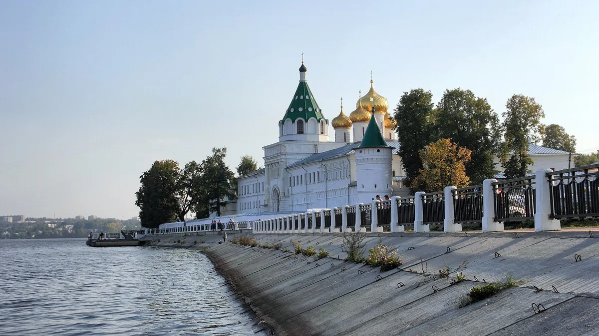 Ипатьевский монастырь на берегу реки Костромы