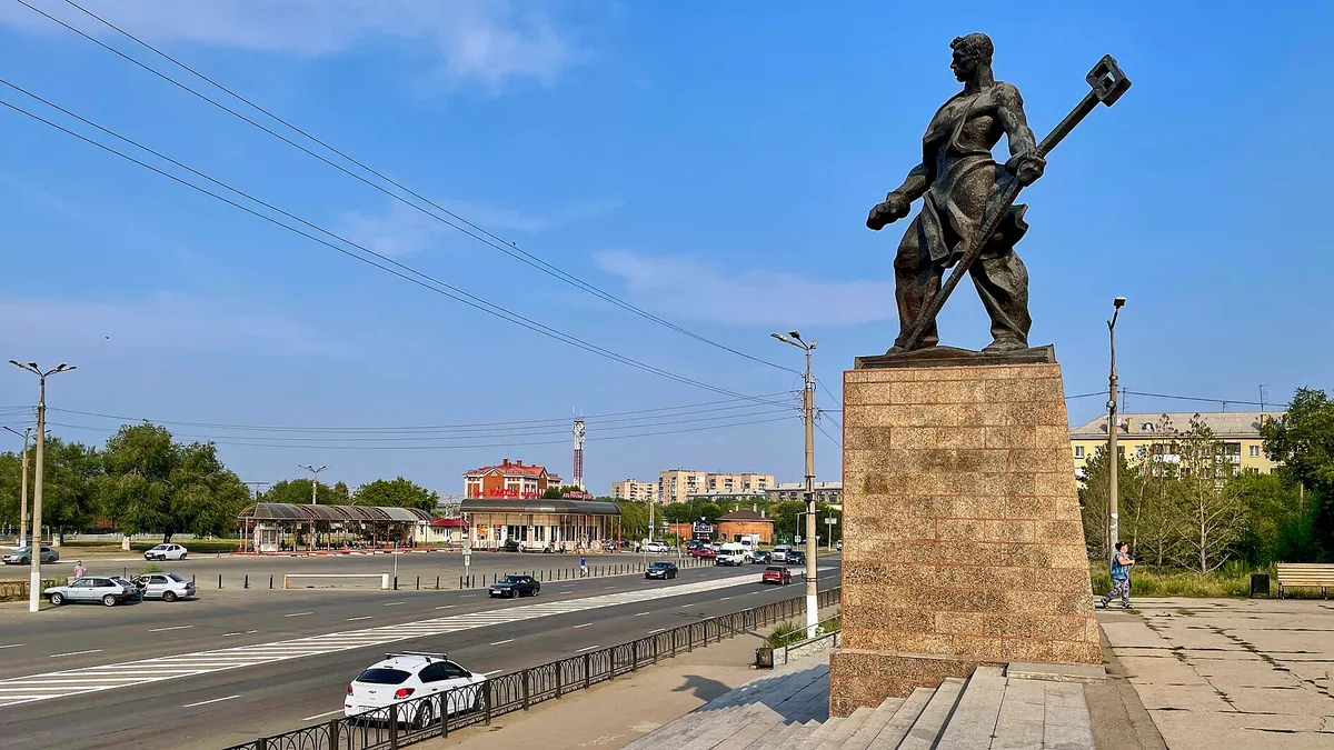 Памятник «Металлург» у въезда на Центральный переход в Магнитогорске