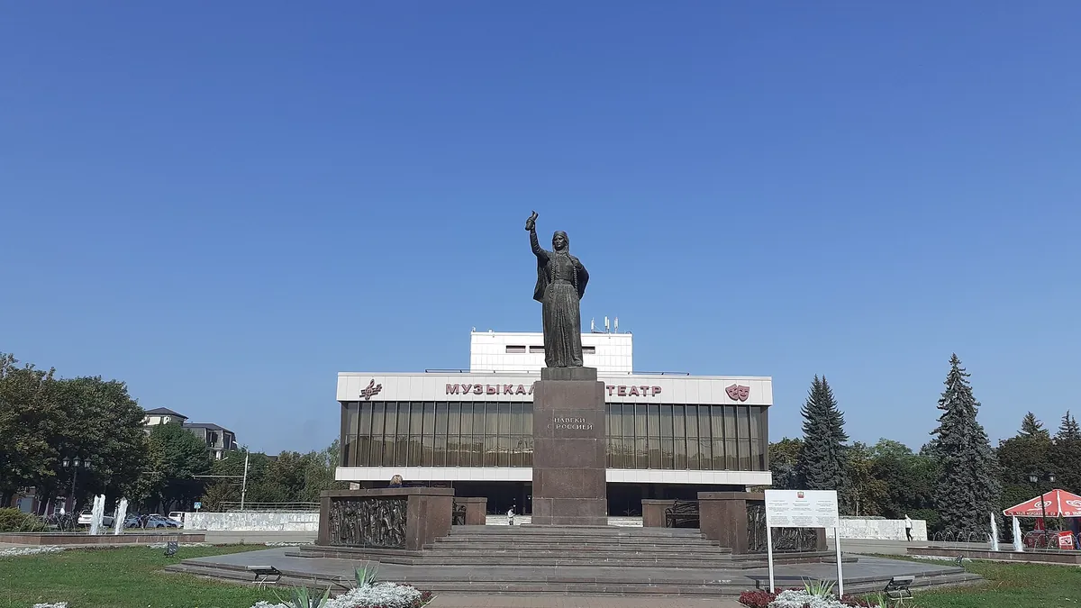 Площадь 400-летия и Музыкальный театр в Нальчике