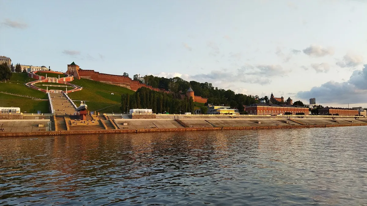 Нижегородский кремль и Чкаловская лестница, вид с Волги