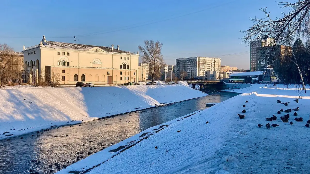 Река Аба в Новокузнецке зимой