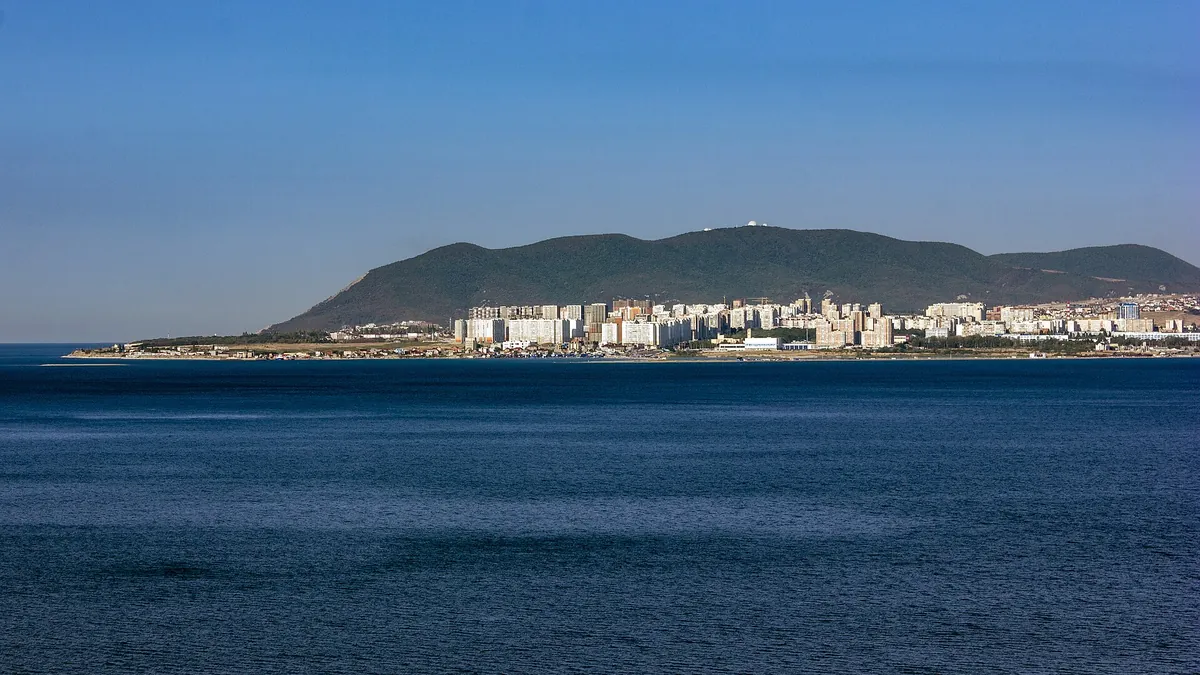 Вид на Новороссийск и Цемесскую бухту с моря