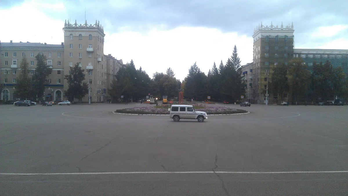 Центральная площадь имени Ленина в городе Октябрьский