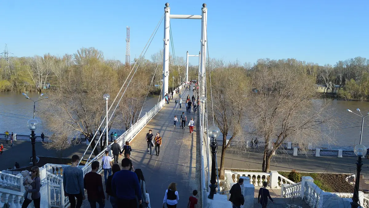 Пешеходный мост через реку Урал в Оренбурге