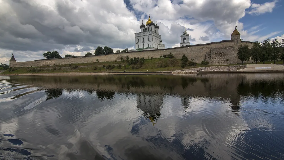 Псковский кремль и Троицкий собор над рекой Великой