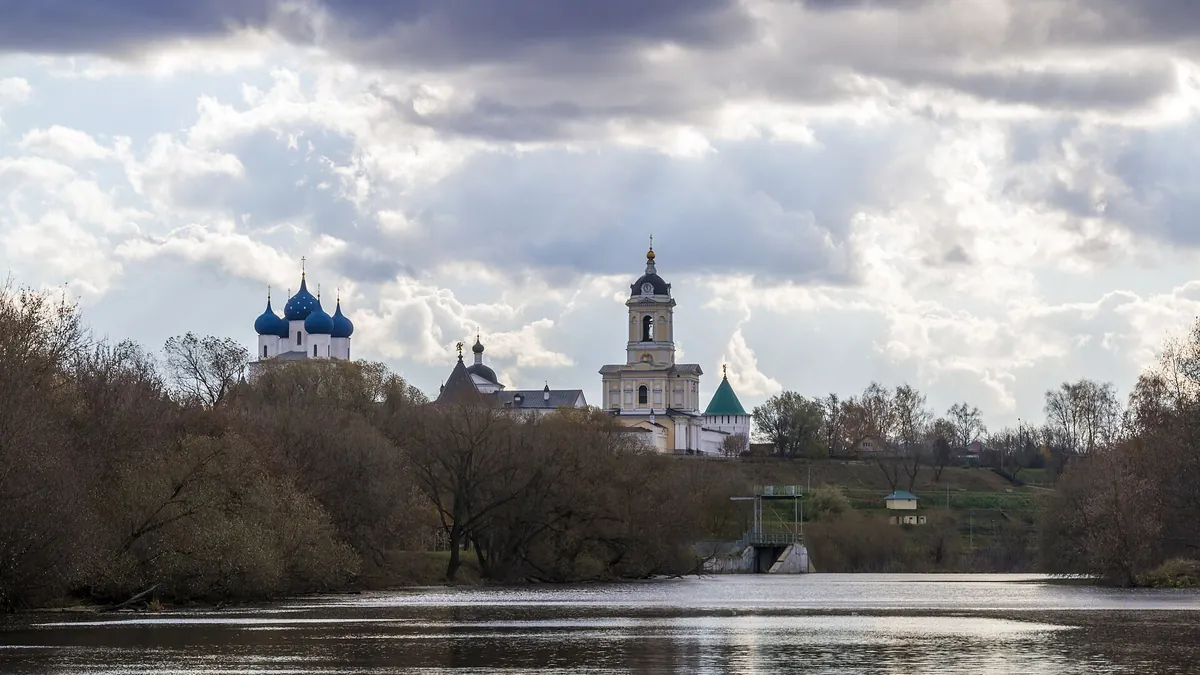 Высоцкий монастырь в Серпухове, вид с реки Нары