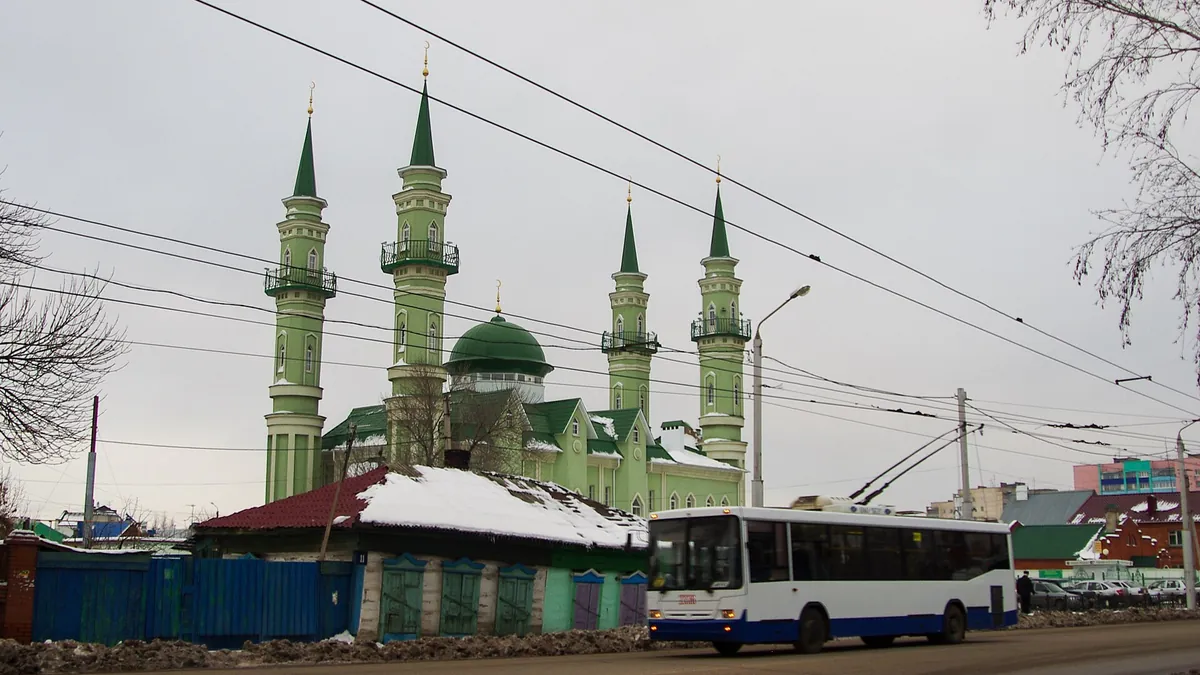 Городская мечеть и троллейбус на улице Стерлитамака