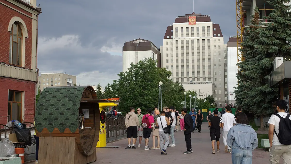 Улица Ленина в центре Тюмени, на заднем плане — здание по адресу ул. Ленина, 74