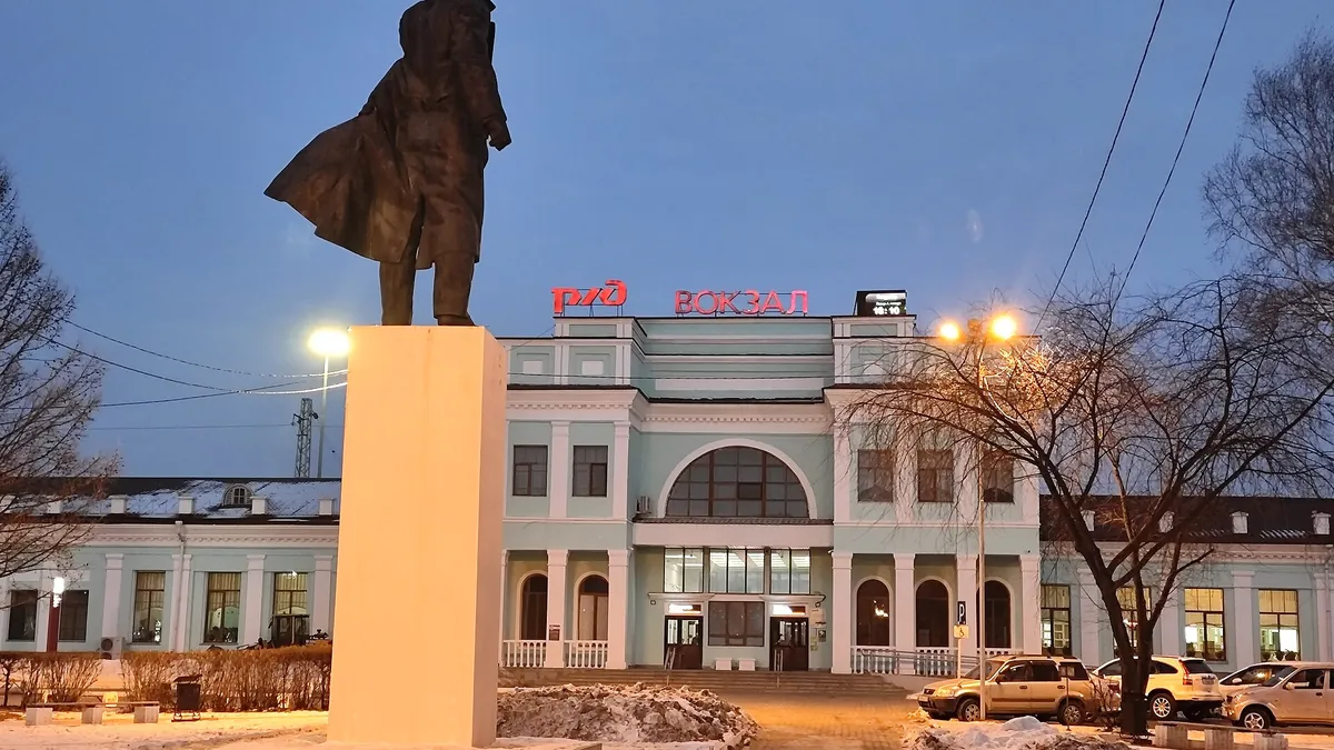 Здание вокзала в Уссурийске и памятник Ленину