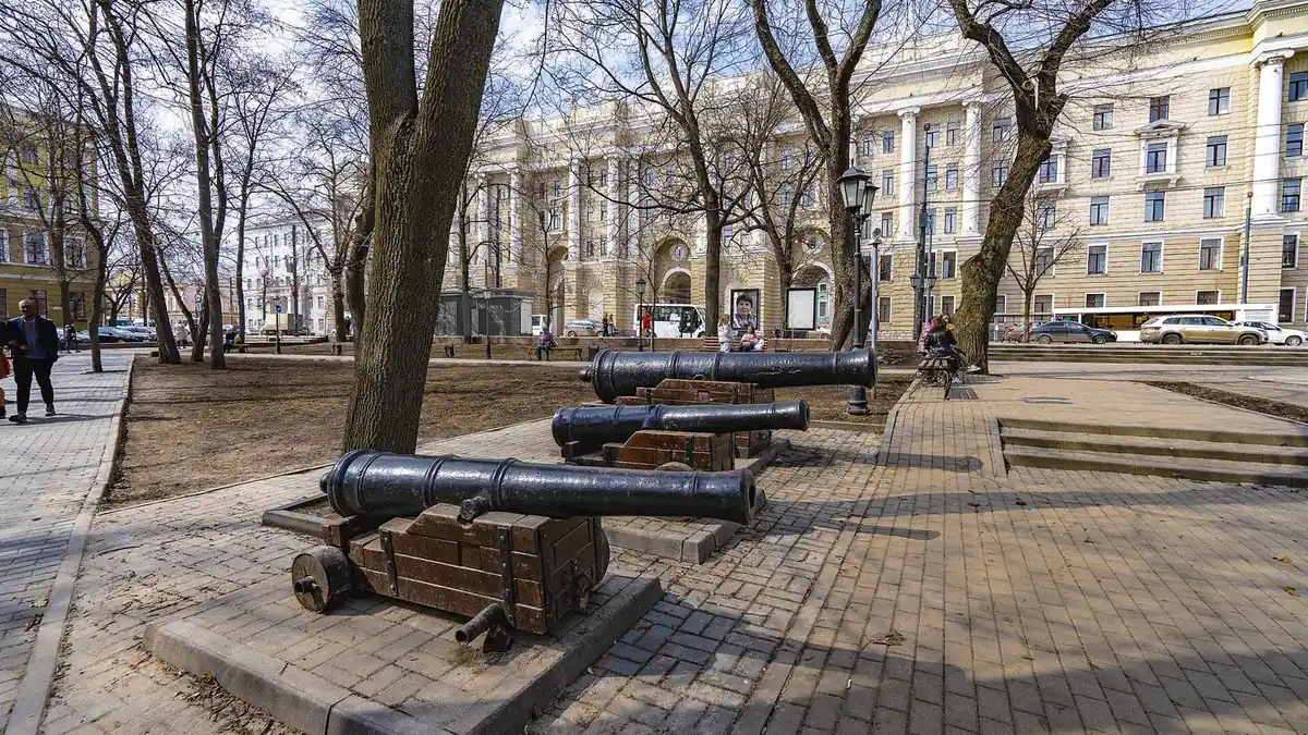 Старинные пушки в сквере в центре Воронежа