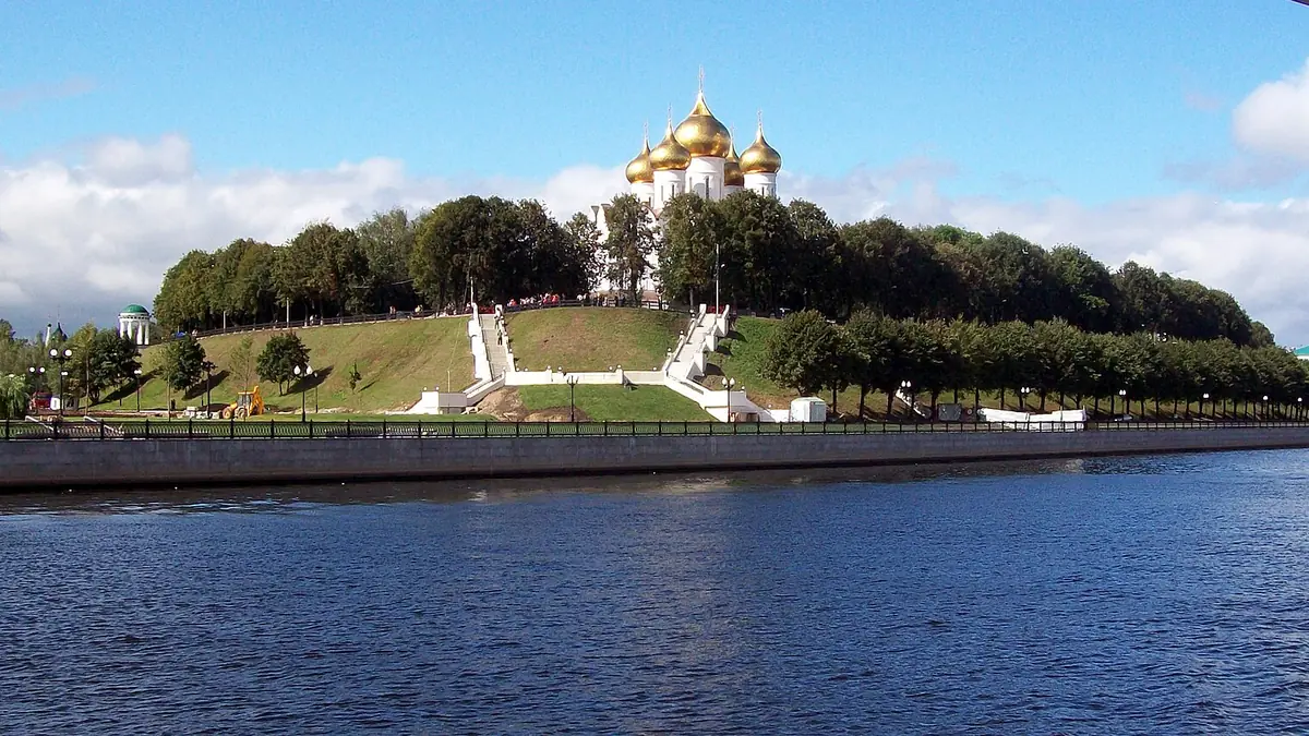 Стрелка Ярославля у слияния Волги и Которосли