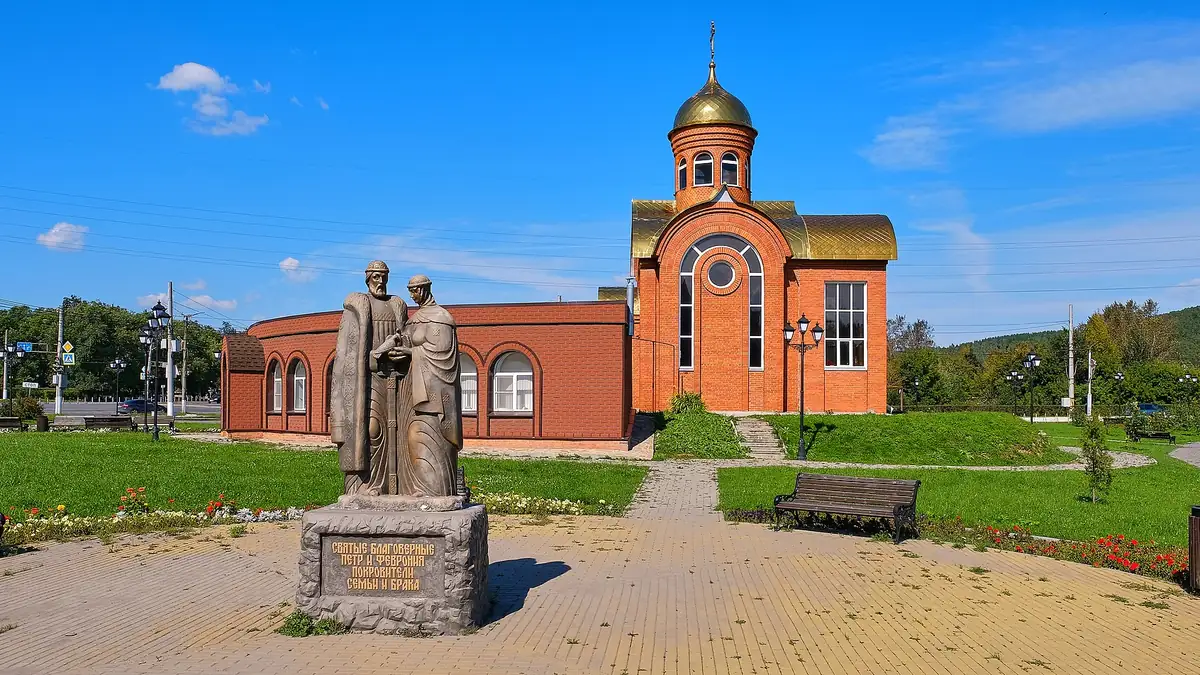 Александро-Невская церковь и памятник в сквере Златоуста
