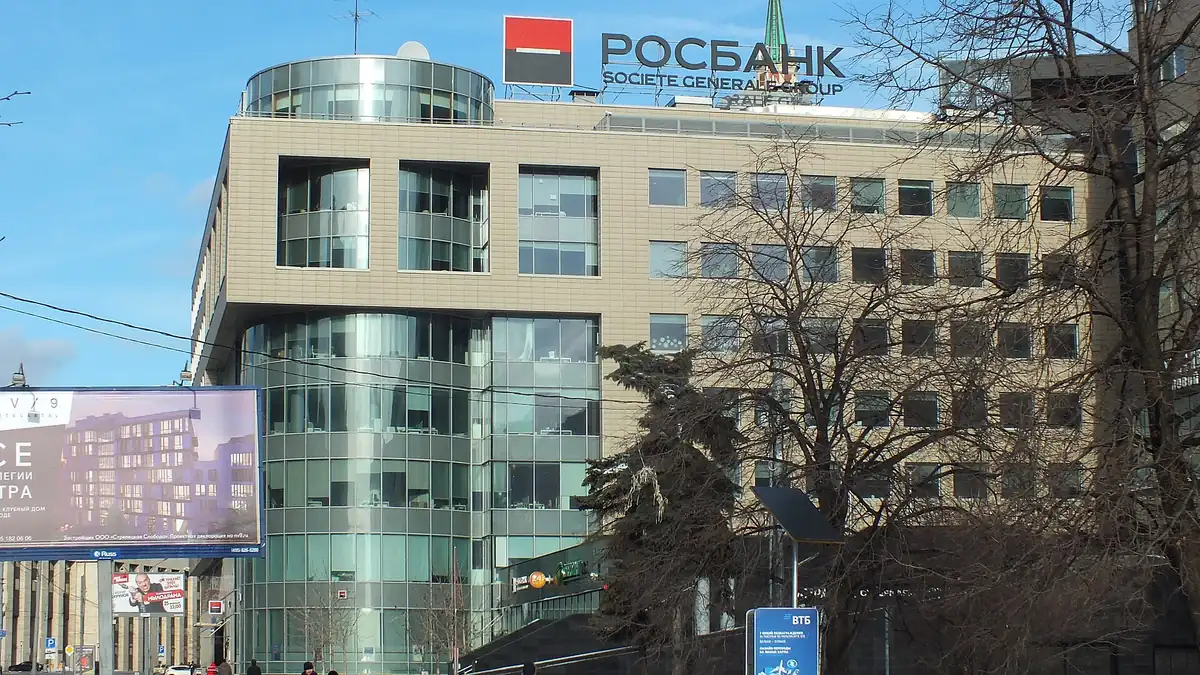Офисное здание Росбанка с красной вывеской на улице Маши Порываевой в Москве