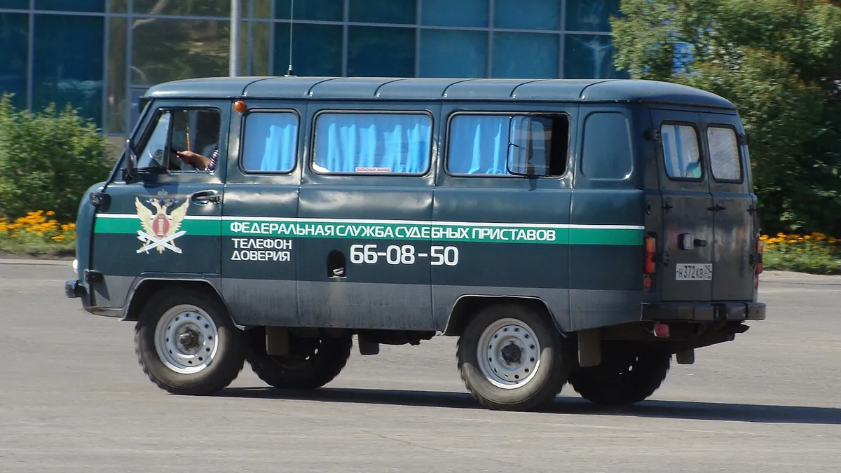 Служебный автомобиль Федеральной службы судебных приставов на улице