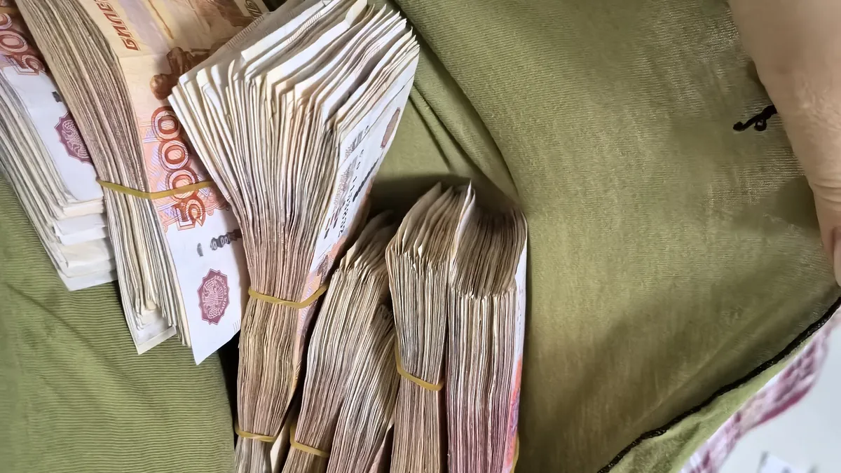 Пачки российских банкнот номиналом 5000 рублей