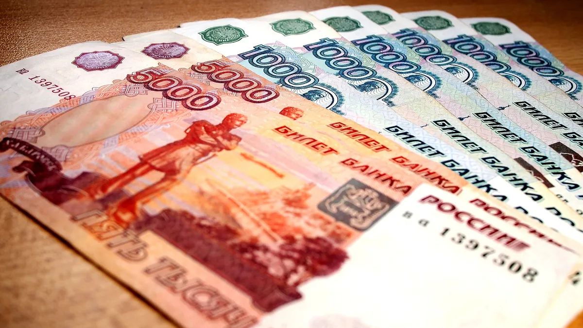 Веер российских банкнот номиналом 1000 и 5000 рублей