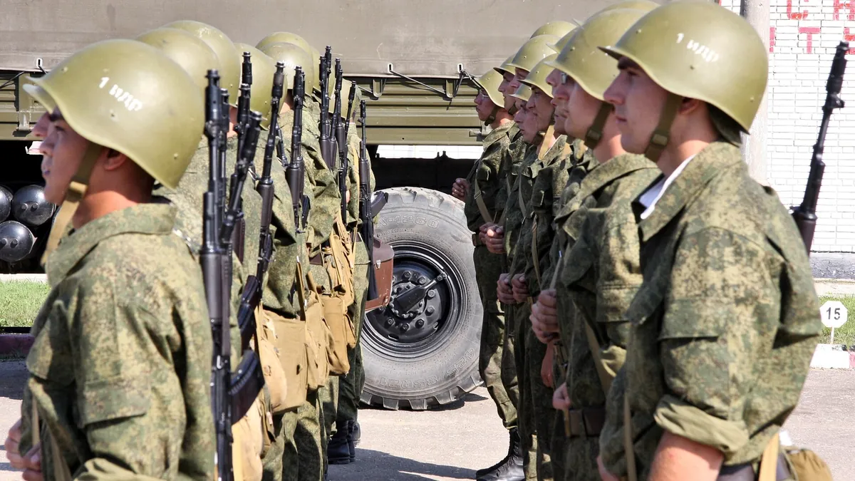 Строй военнослужащих в касках и камуфляже