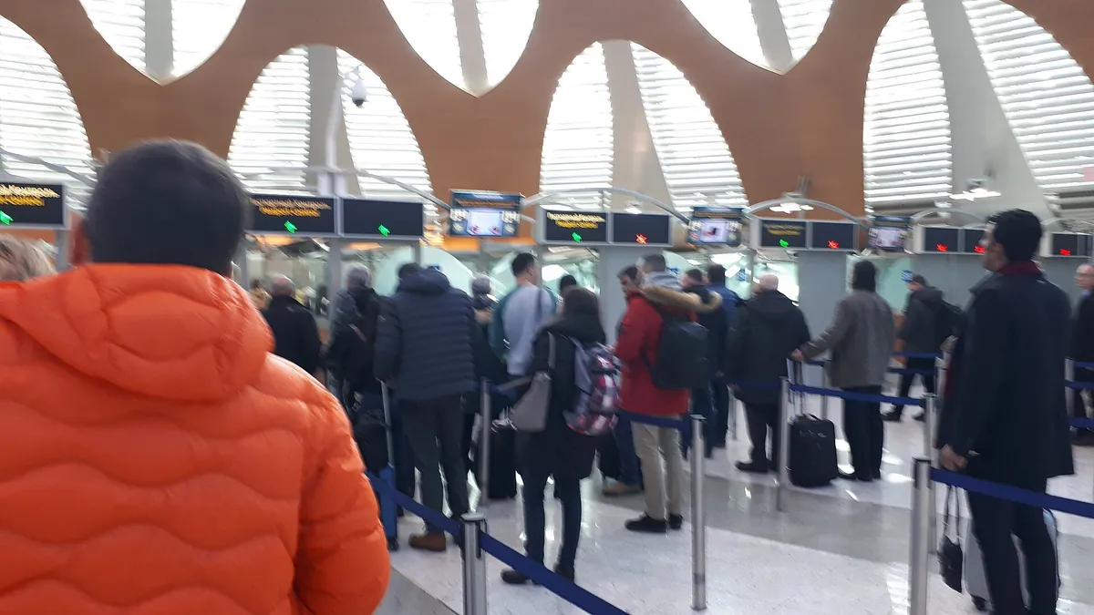 Очередь к паспортному контролю в терминале аэропорта Шереметьево